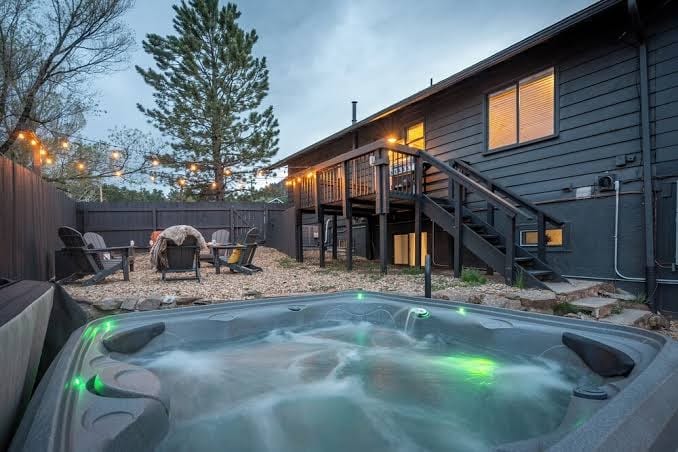 Rocky Mtn Retreat • Sleeps 18 • 8 beds • Hot Tub • Sauna• Arcades • AC