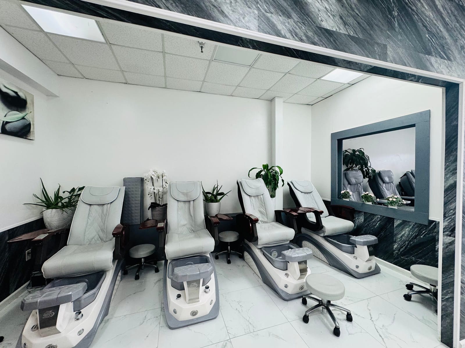 A 2 Z Nail Spa & Lashes