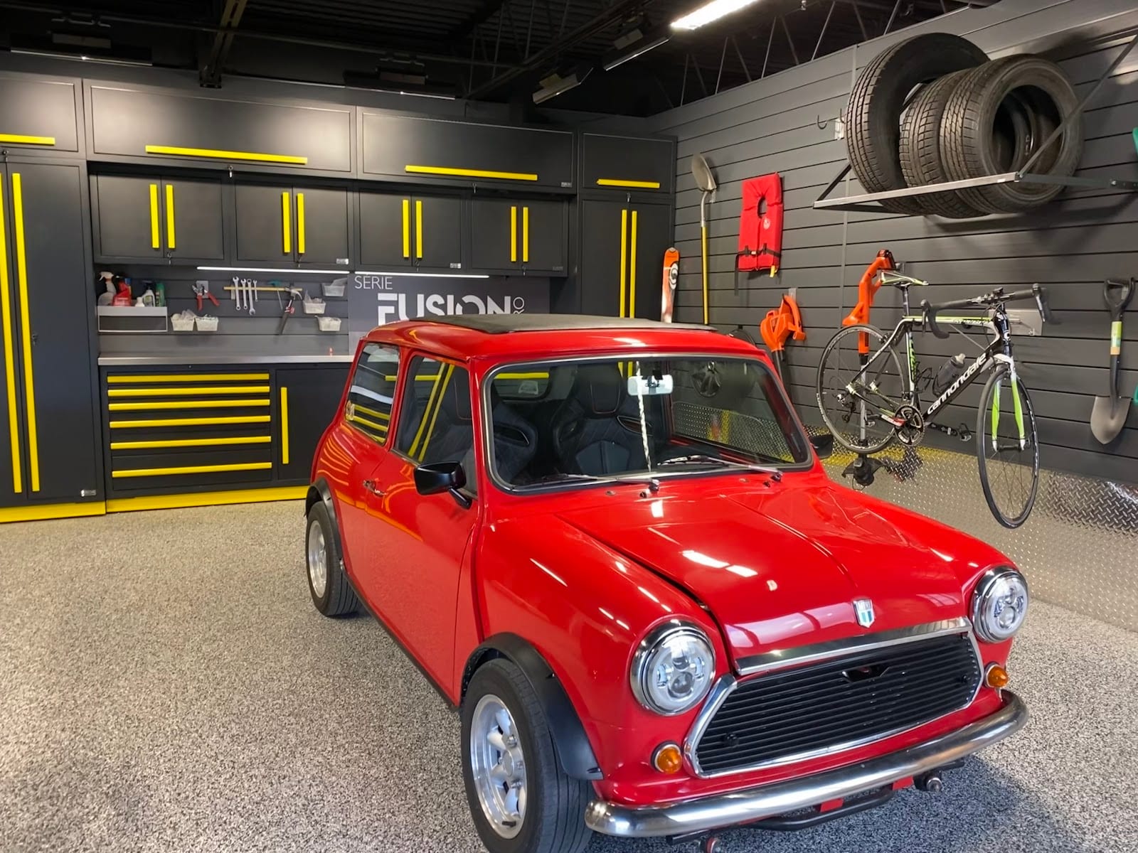 Invincible Garage, photo 3