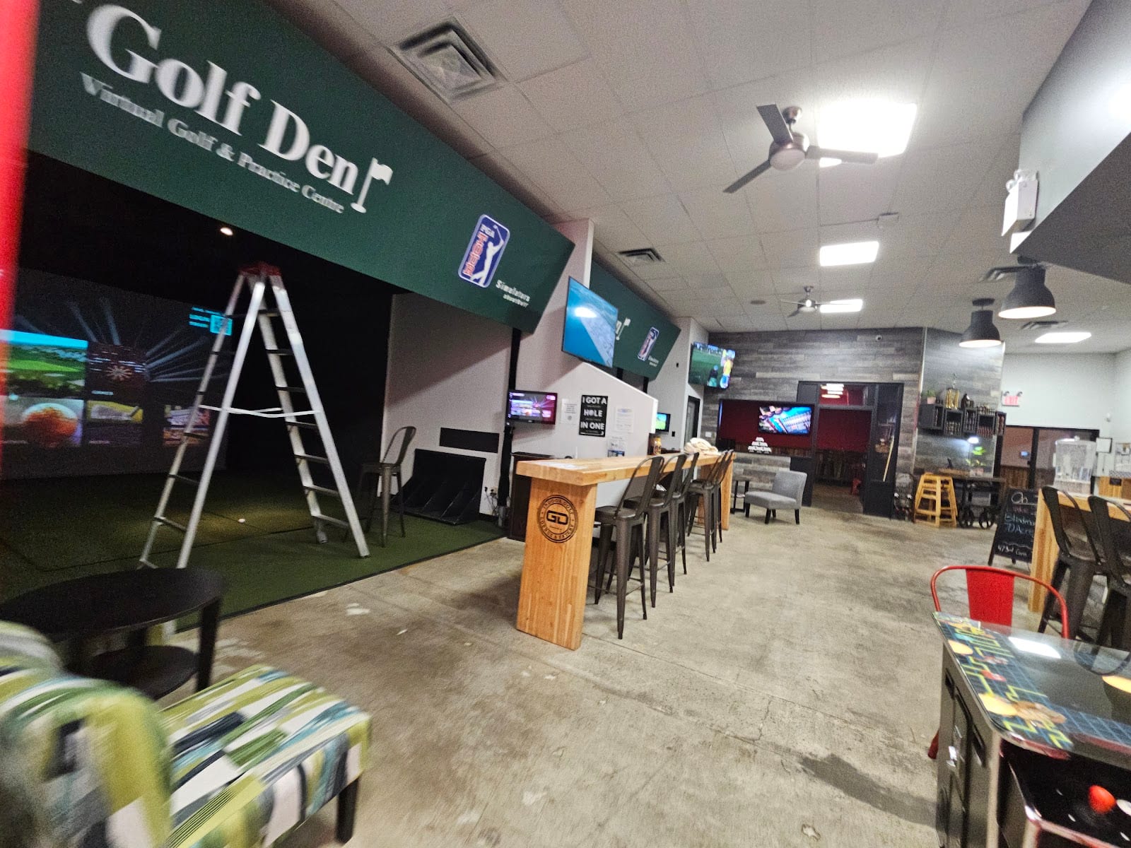 Woodshed Burgers Golf den