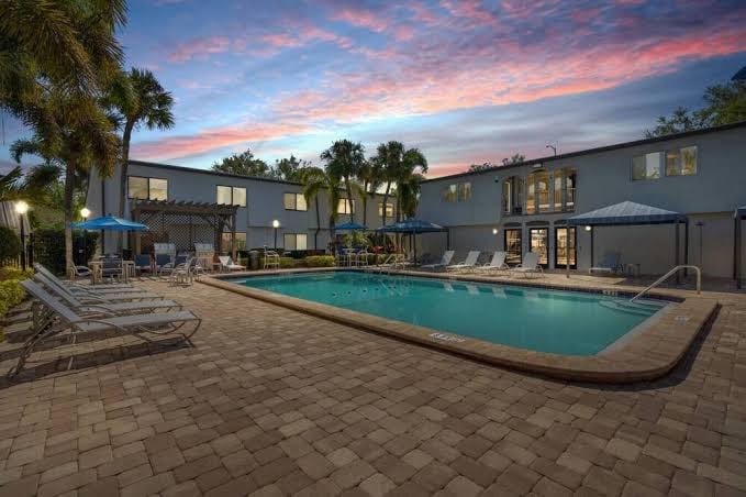 Luxury steps from Bayshore / Pool,Gym,FREE parking, photo 2