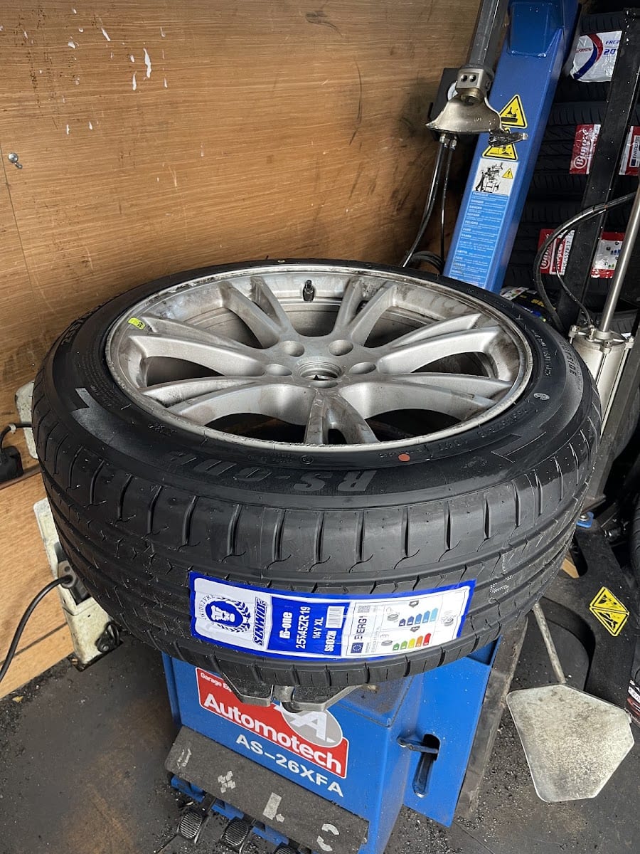 Mobile Tyreman 24/7 MAX Tyres Redbourn Limited, photo 2