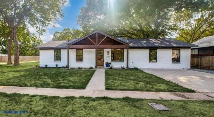 26-Acre Pilot Point Ranch Home w/ Pool Mini Golf - Vacation Home