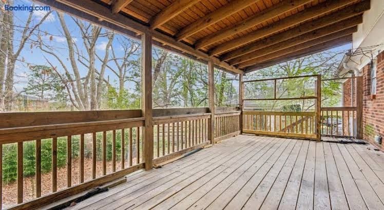 Beautiful Townhome Close To EVERYTHING (Pool Table /Arcade)
