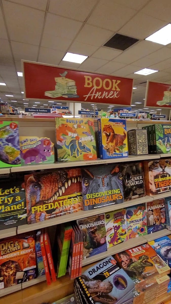 Barnes & Noble, photo 2