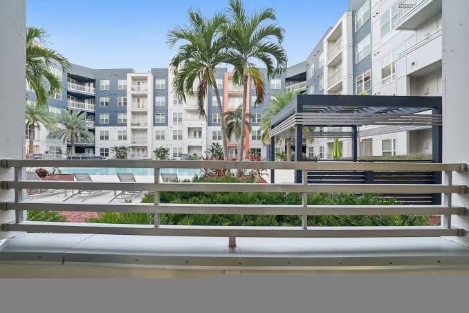 Downtown Cozy King stay | Pool /Gym /Free Parking!