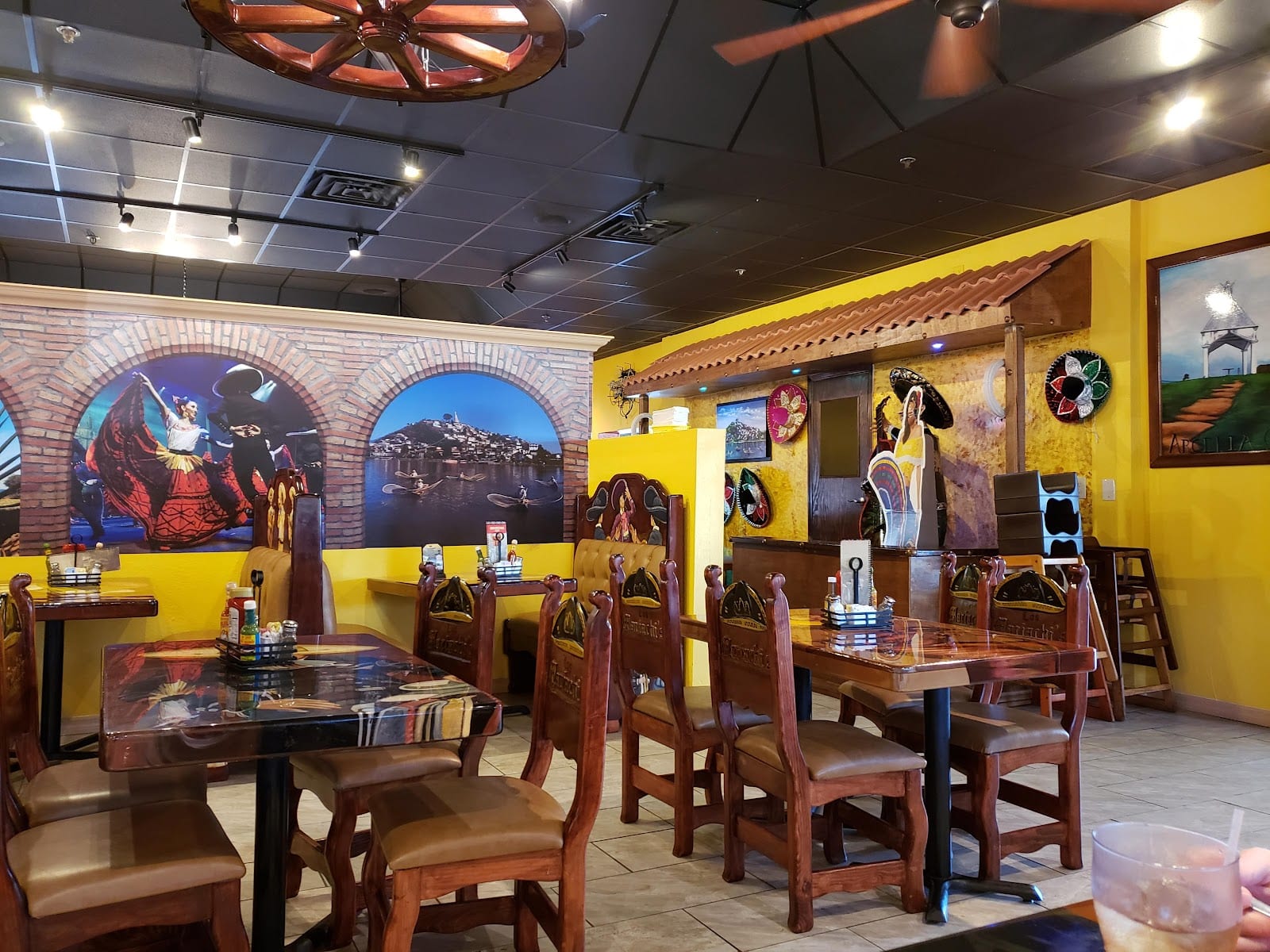 Los Mariachis Bar & Grill