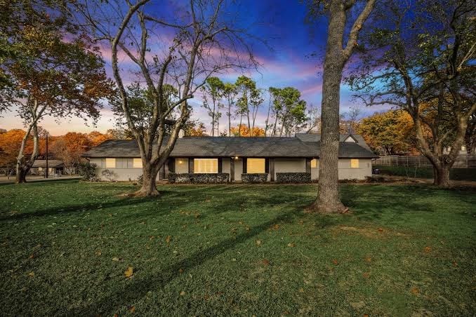 Beautifully Remodeled Property w / Pool on Golf Course- easy access to all DFW, photo 2