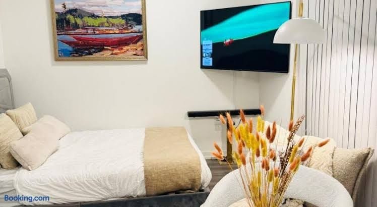 12mins to Toronto Pearson Airport Furnished room available gym access included