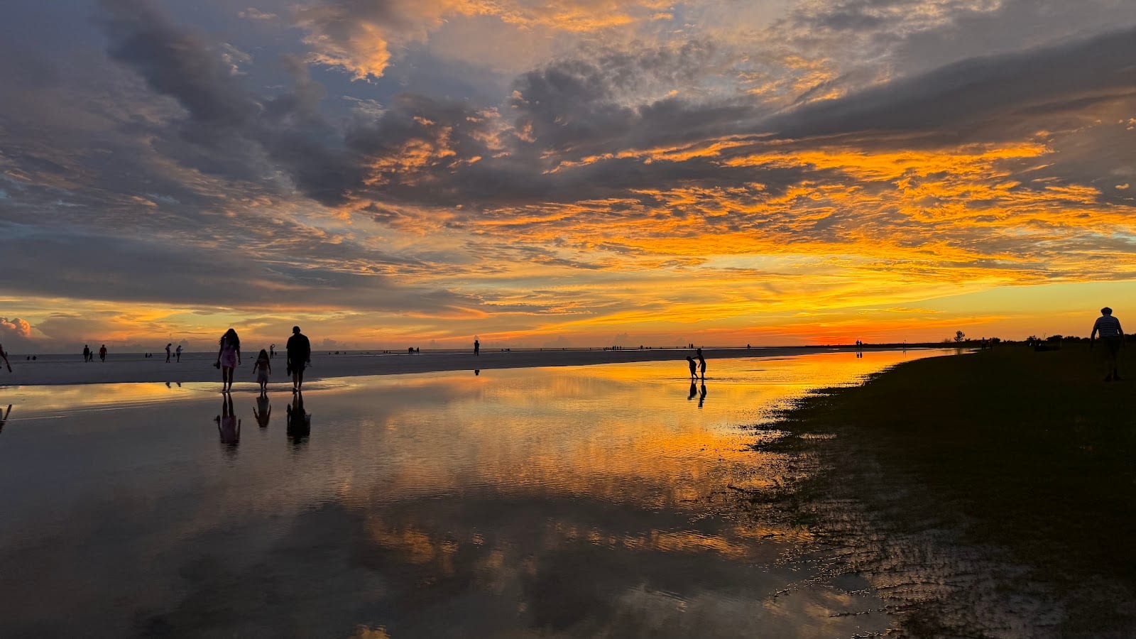 SUNSETS ON BEACH