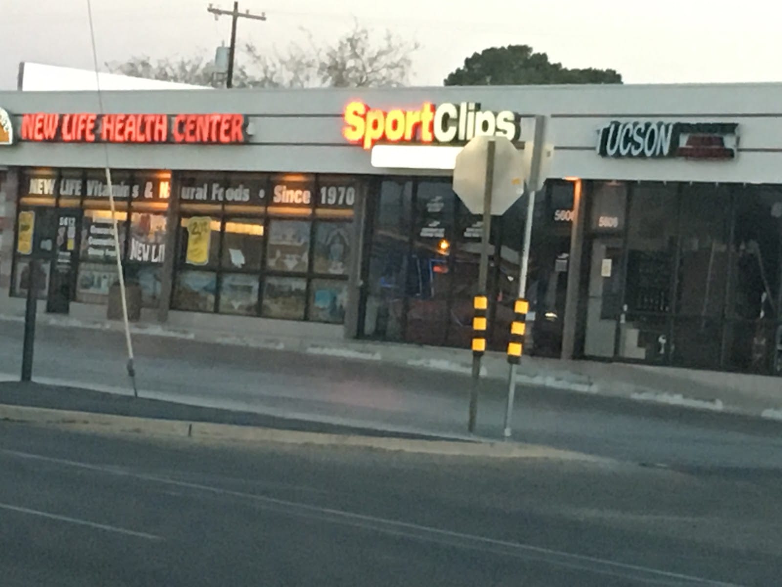 Sport Clips Haircuts of Tucson - Broadway Center, photo 3