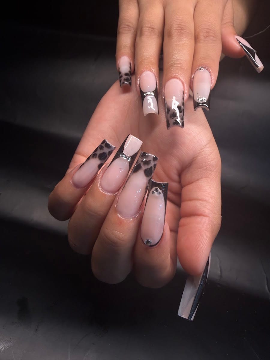 Nails blossom