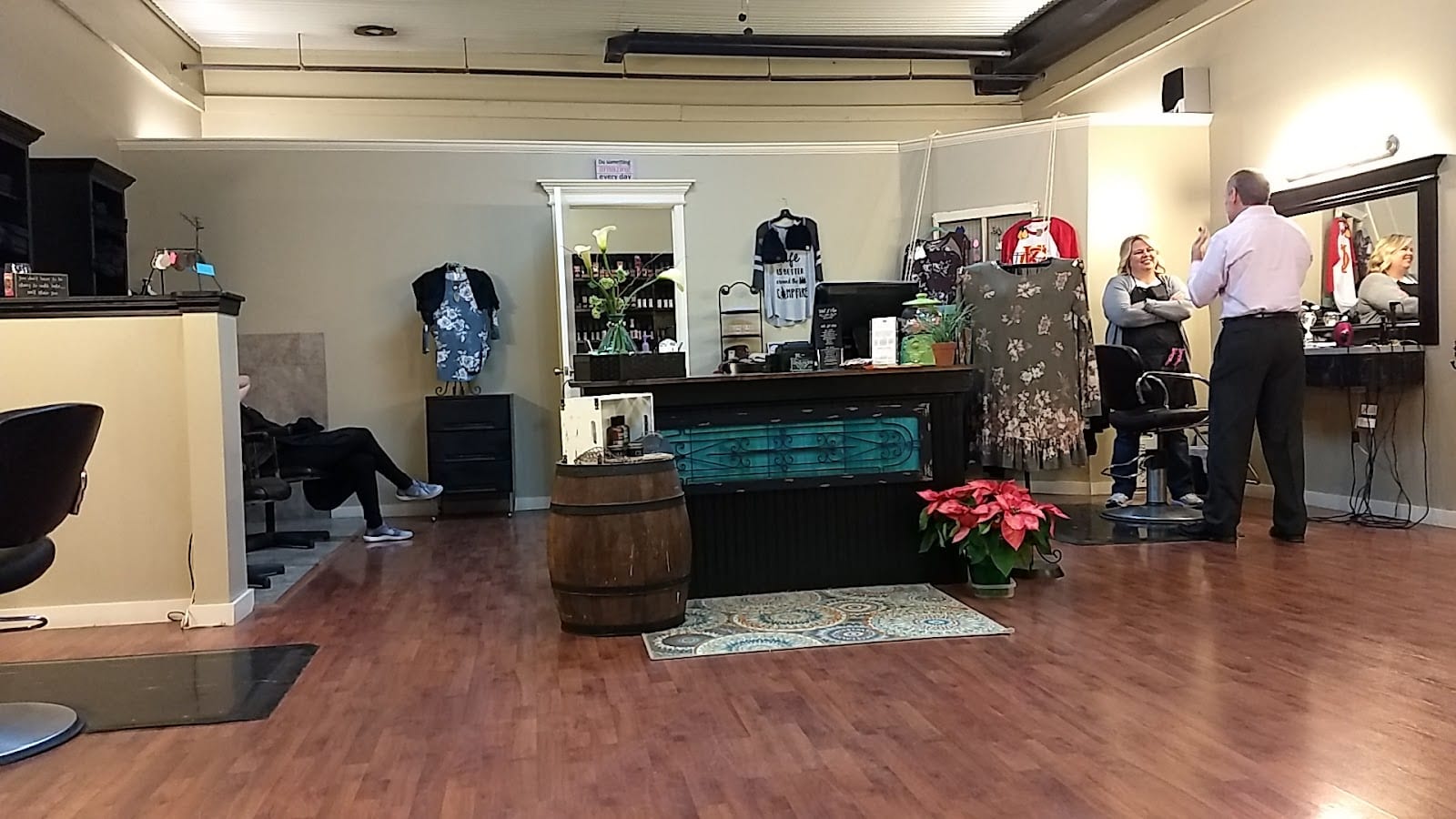 Total-E-Clips Salon & Massage