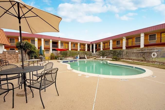 Americas Best Value Inn & Suites Denton, photo 2