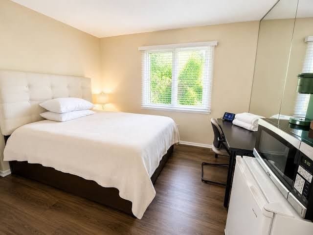 Cozy Suite Walk to Park & NYC Bus