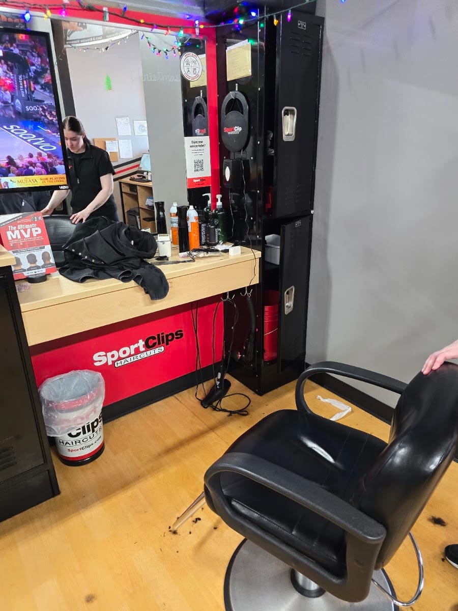 Sport Clips Haircuts of Glenbrook Plaza Fort Wayne, photo 3