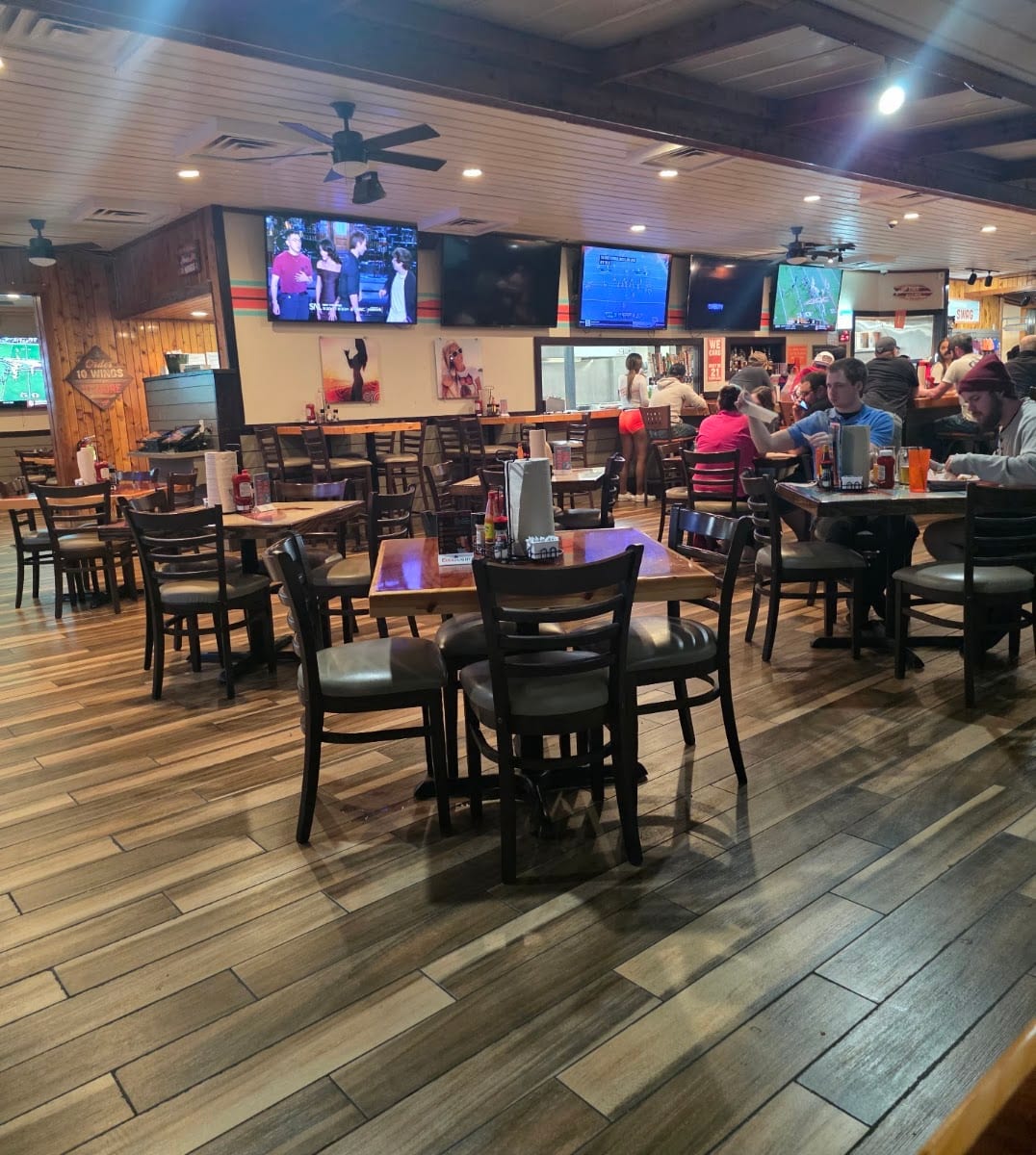 Hooters, photo 4