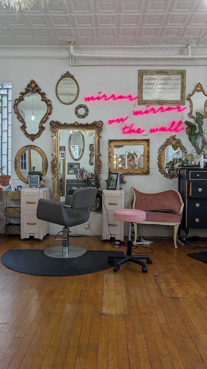 Mirror Mirror Hair Studio, photo 4