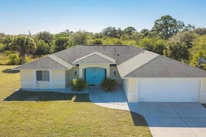 "Everglade Kiss" 3bedroom 2bath 65in tv, BBQ, 16 jets hot tub, playground
