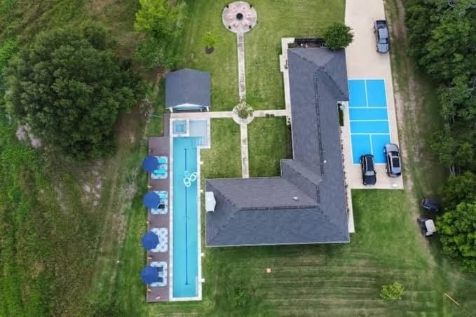 Your Poolside + Pickleball + Hot Tub + Fire Pit + Gym Escape!