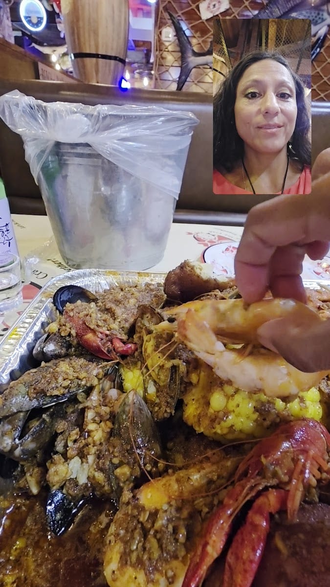Mr. & Mrs. Crab Juicy Seafood & Bar - Gandy, photo 3