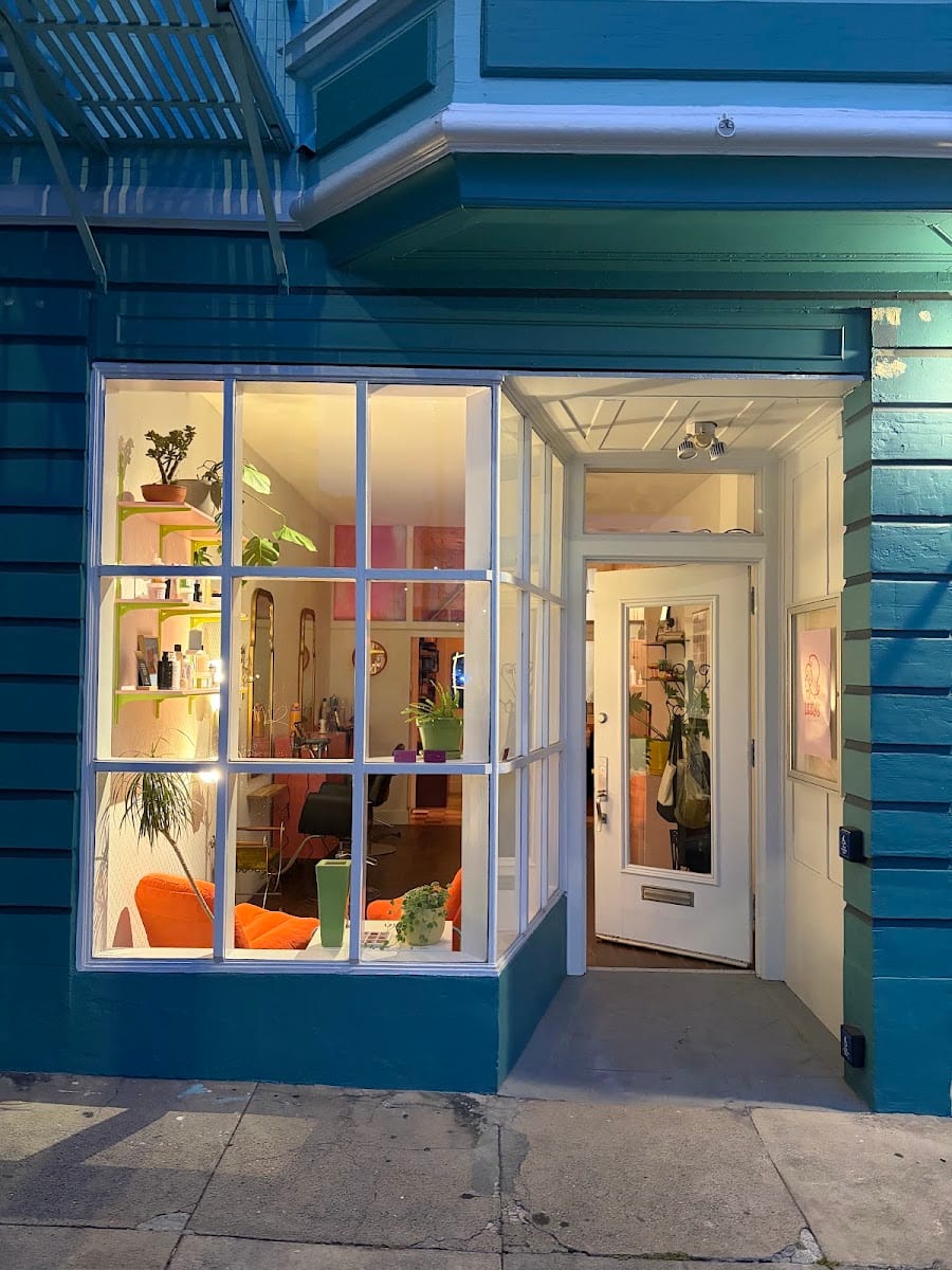 Izzy’s Beauty Shop, photo 2