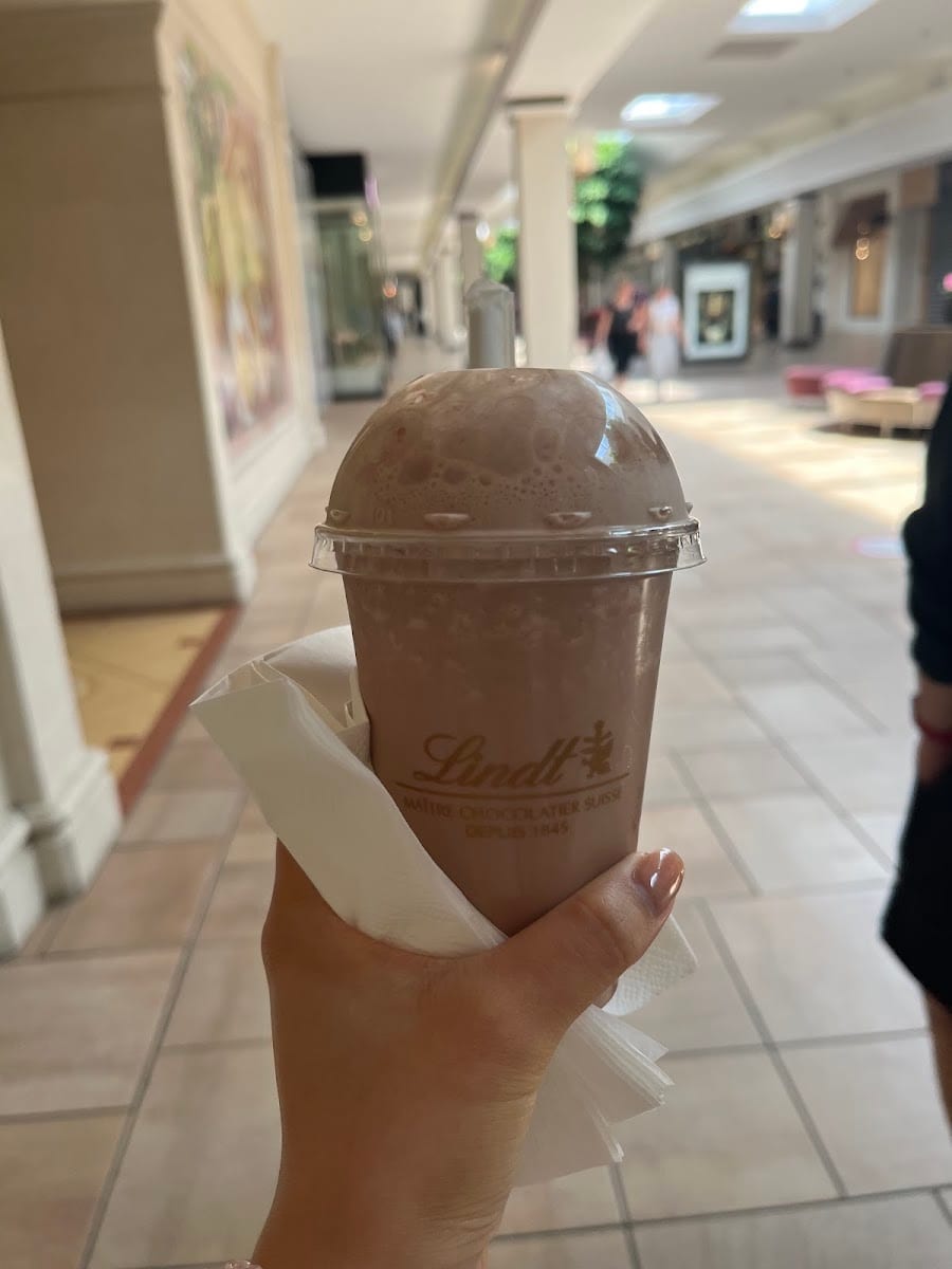 Lindt Chocolate Shop - Bayview Village, photo 4