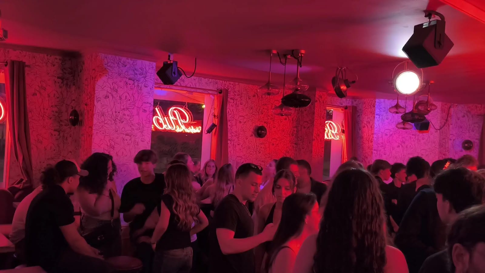 Cha-Cha Pub, photo 2