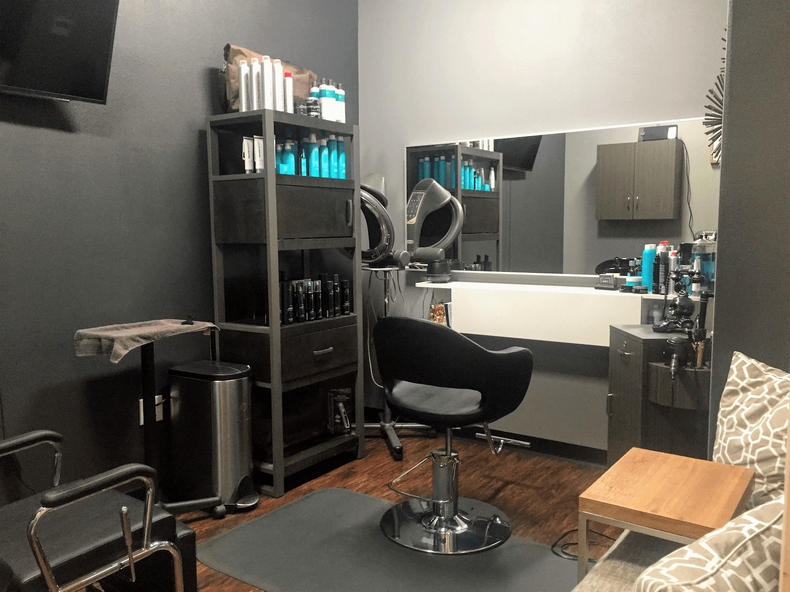 Phenix Salon Suites - River Oaks
