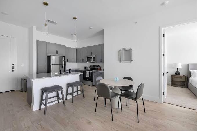 Landing | Stylish 2BD, Pool, Gym, photo 2