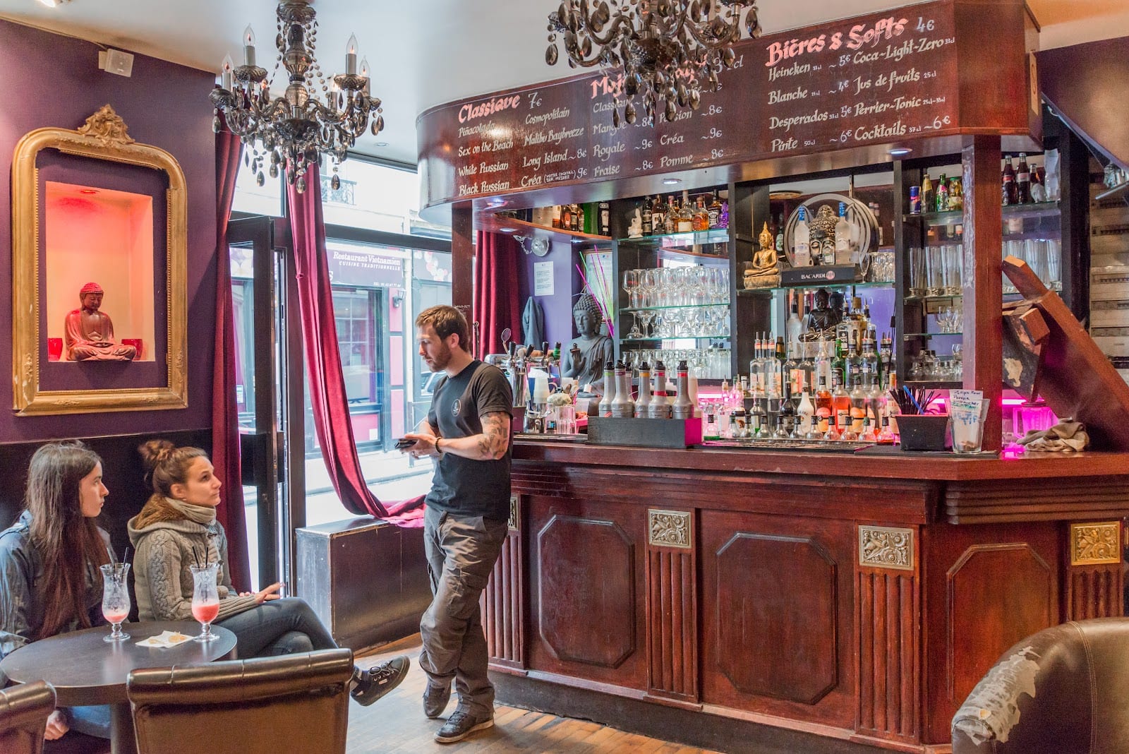 Inside bar paris