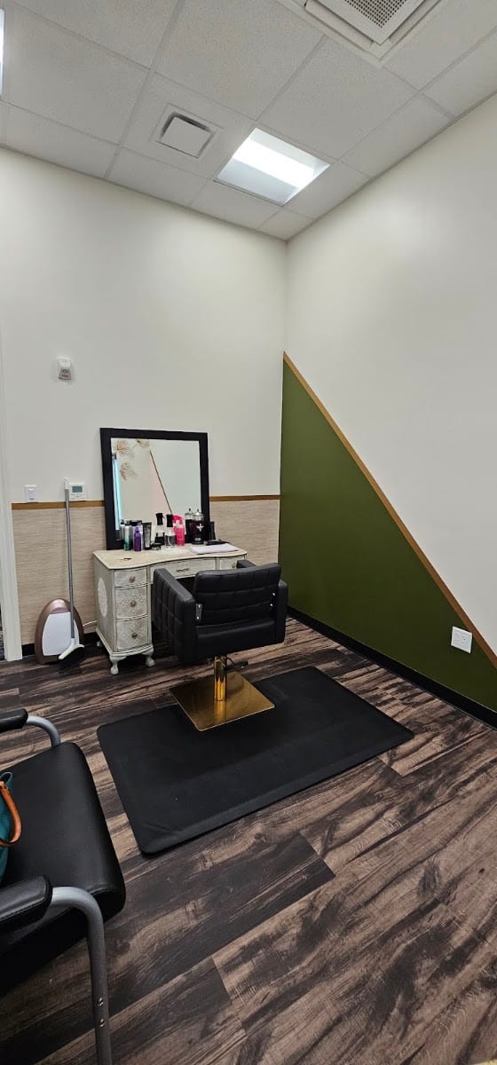 Shades of Red South Salon, photo 2