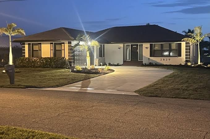 Luxurious Waterfront Gem w Heated Swimming Pool - Holiday Home