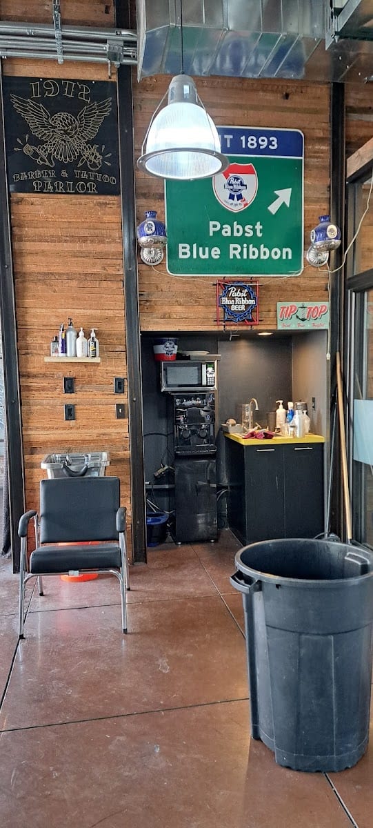 1972 Barber & Shave Parlor, photo 3