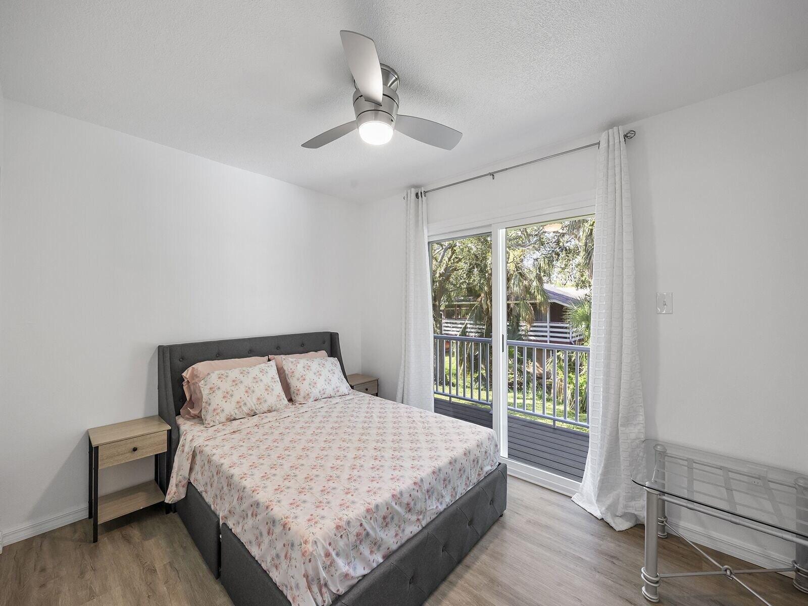 Luxury Place - 23017, one block away from Bayshore Park. 3/4 ml of Punta Gorda.