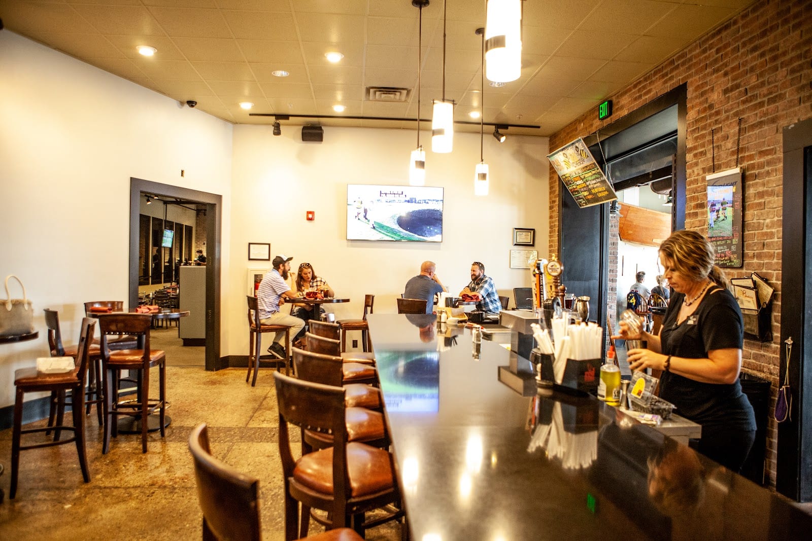 The Beehive Pub & Grill, photo 2
