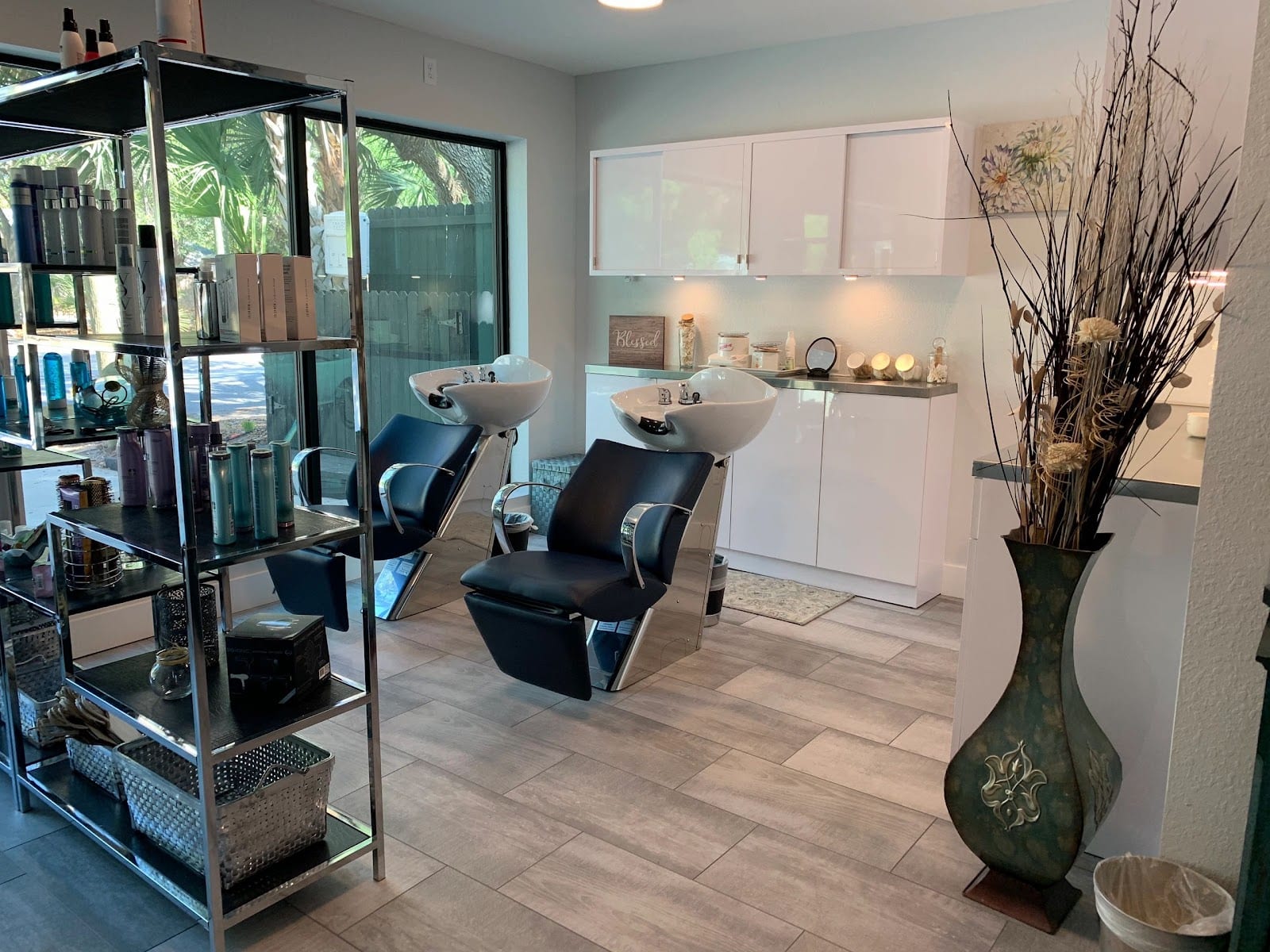 A-Nu-U Salon