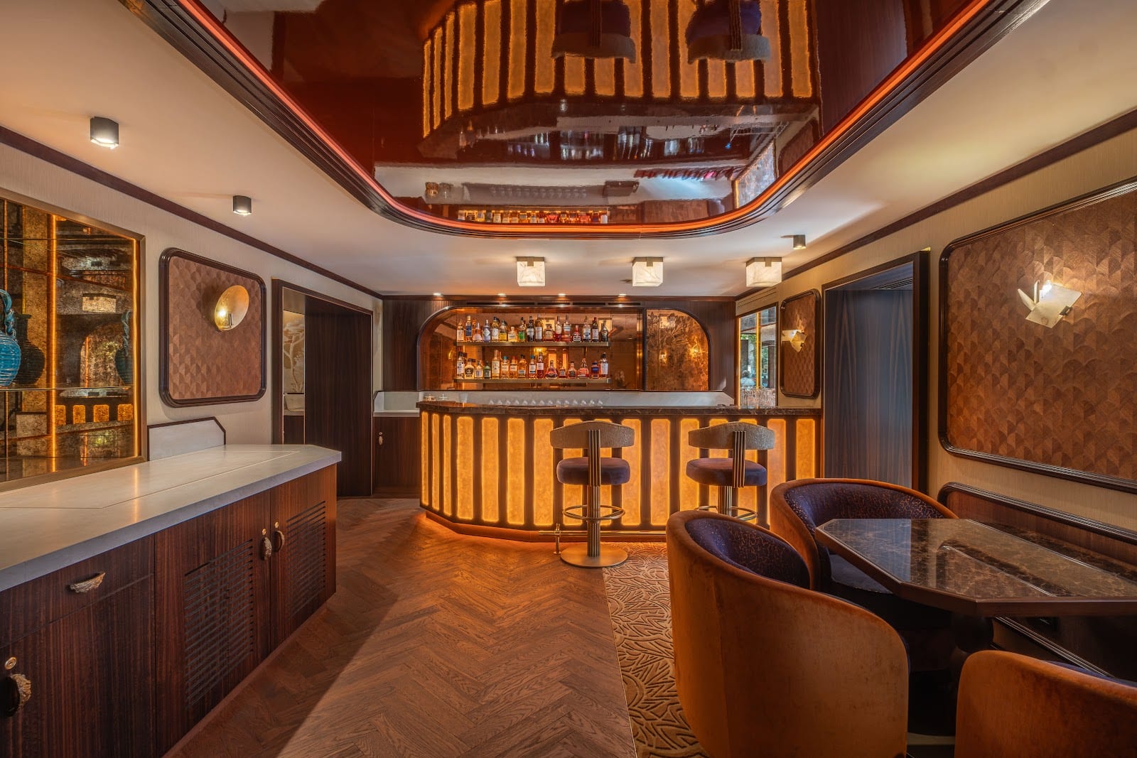 Minuit Express - Cocktail & Spirits Bar, photo 3