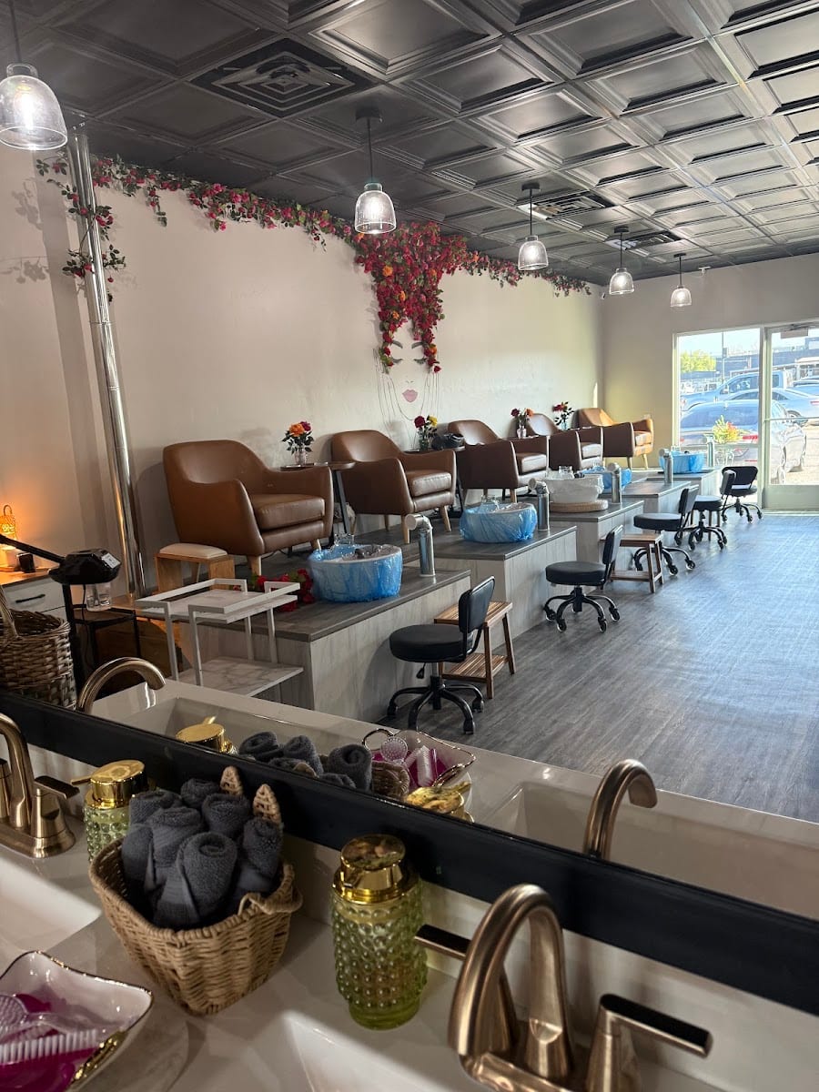 Divina Nail Lounge