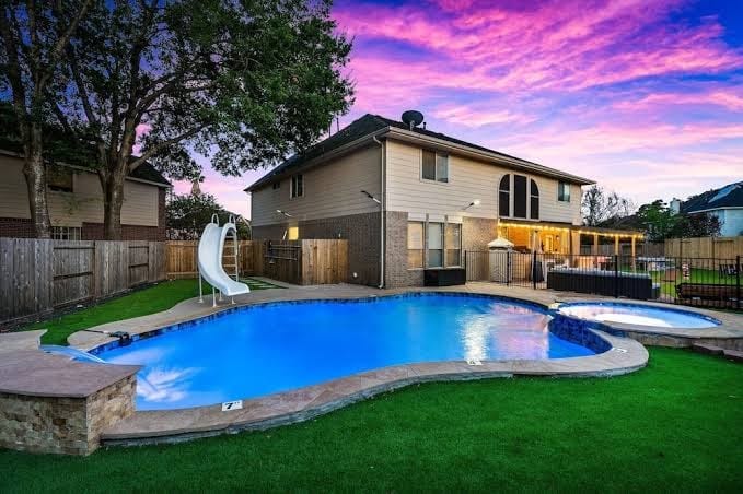 Luxury 4BR Villa w /Gym, Golf Simulator Office Near Exxon HQ Old Town Spring