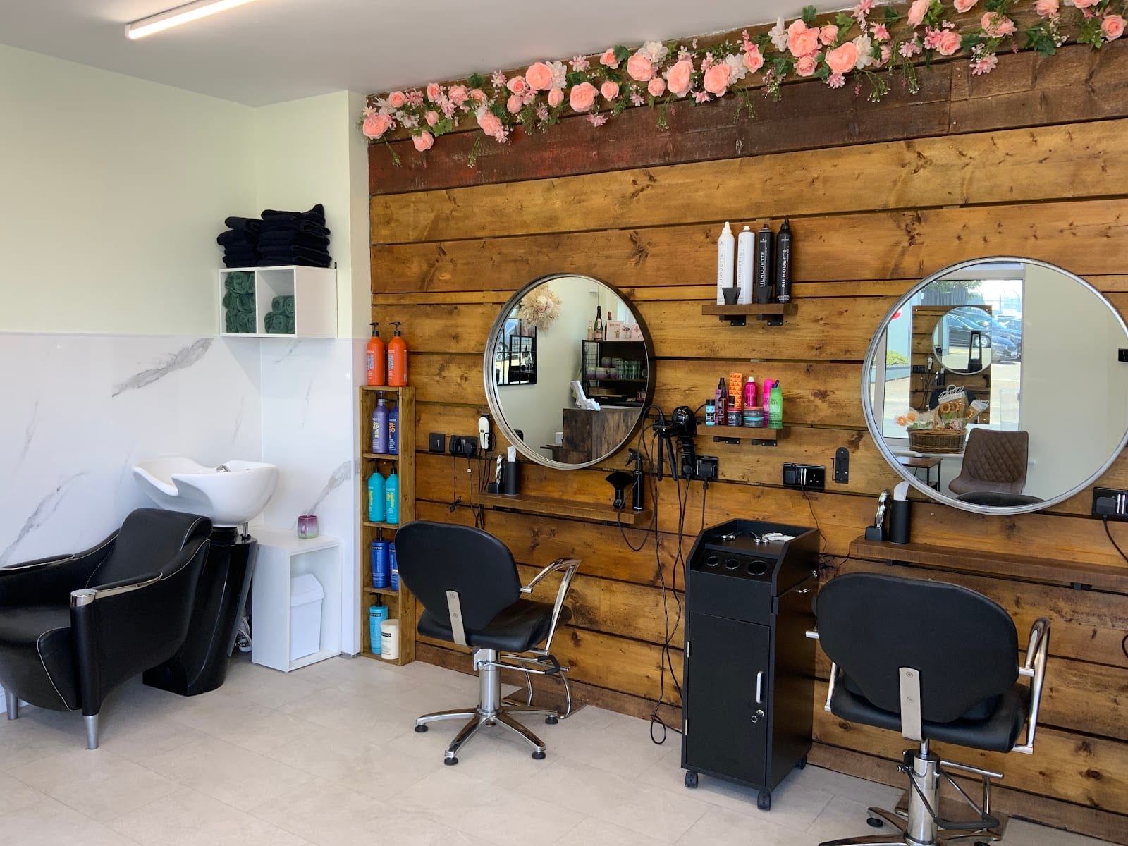 Salon on the corner, photo 2