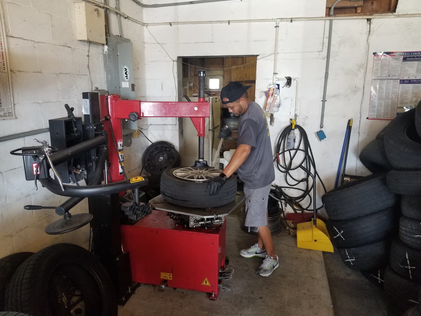 Super Dave Tire Shop, photo 3