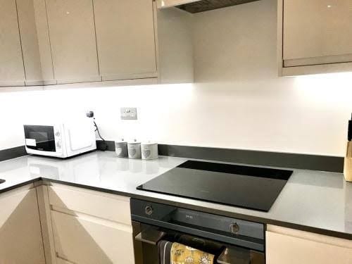 Maplewood luxurious one-bed flat with free parking - One-Bedroom Apartment, photo 2