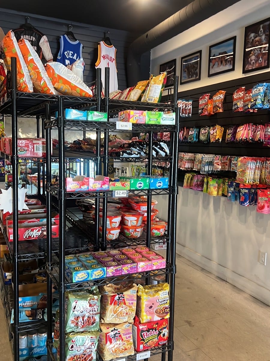 Luckys Exotic Bodega, photo 4