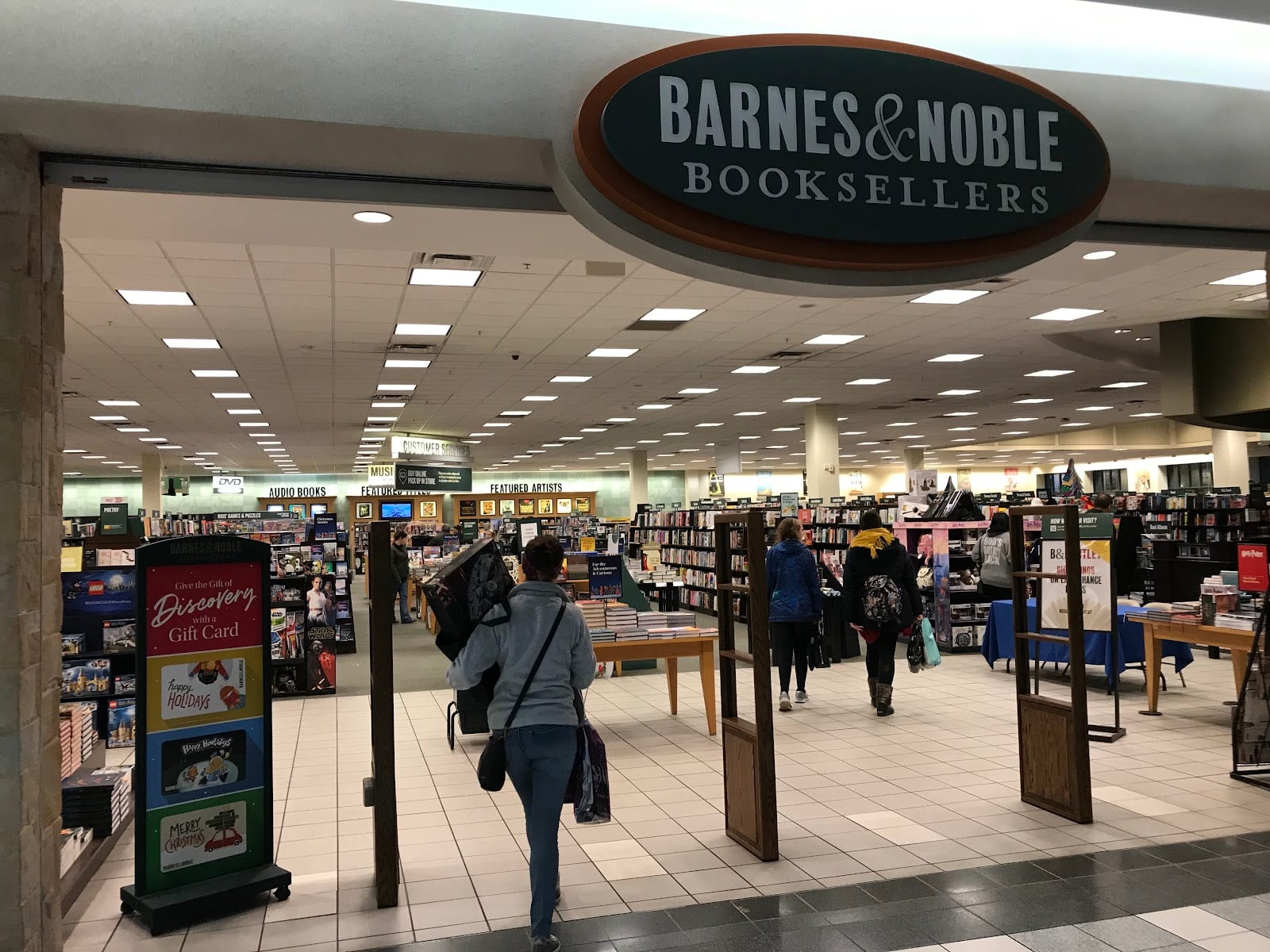 Barnes & Noble, photo 2