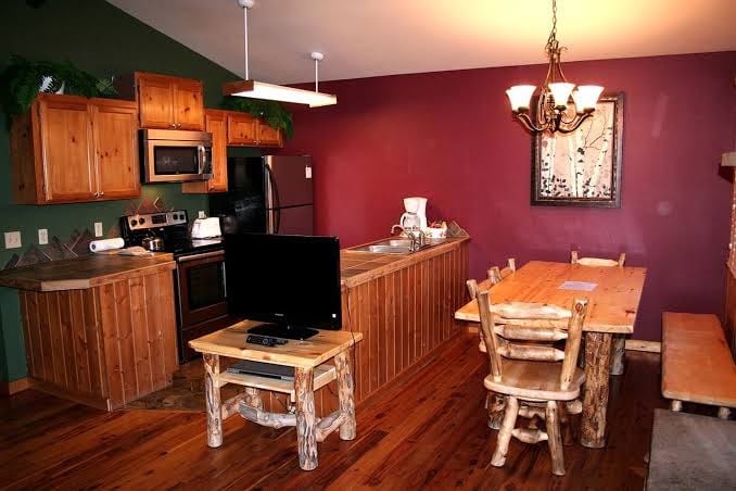 Cozy Log Cabin with Hot Tub and Mountain Views in Estes Park, Colorado