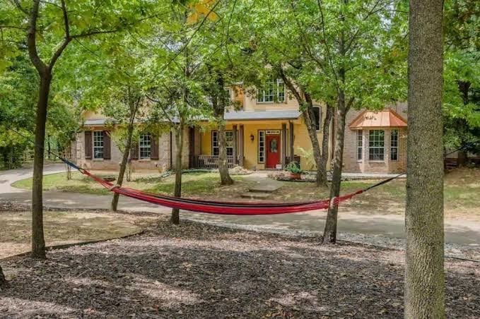 Lake Lewisville Family Getaway-Lake Toys, HotTub, Mini Golf, Theater, Kids Room!