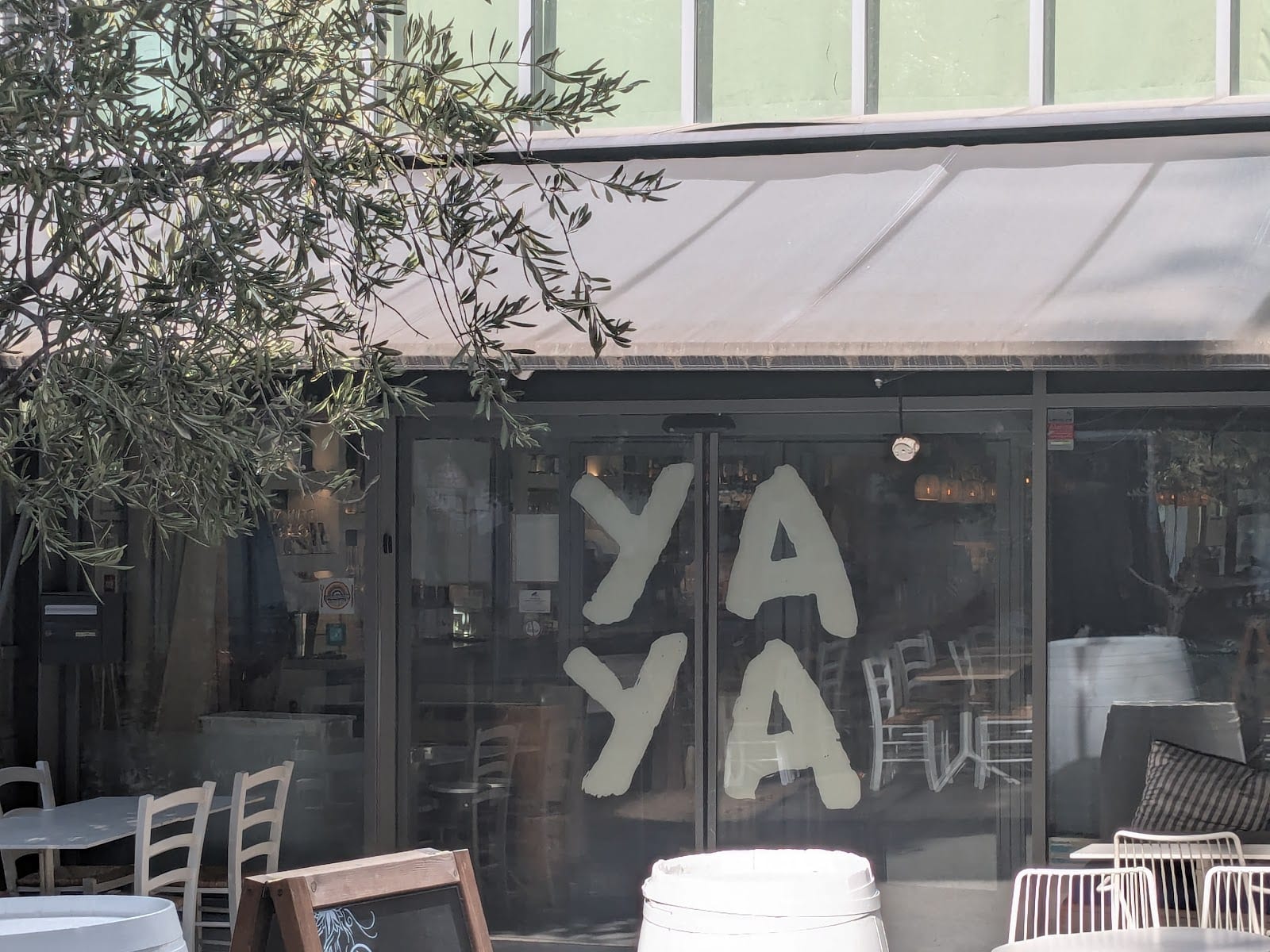 Yaya Secrétan - Restaurant méditerranéen festif avec terrasse