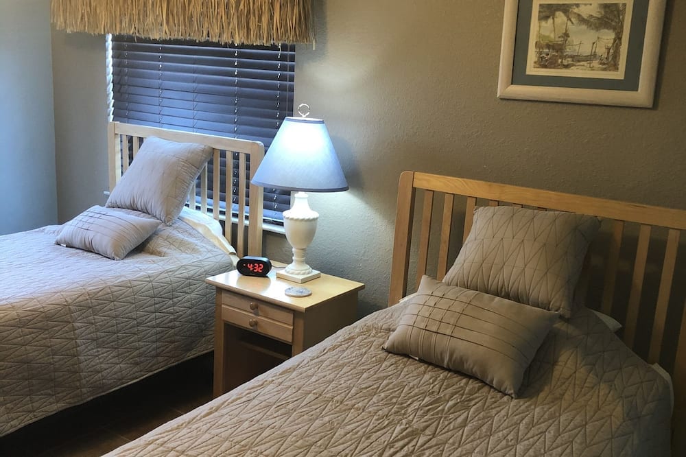 Many Waterfront Community Amenities w / Public Boat Ramp and Fishing Pier