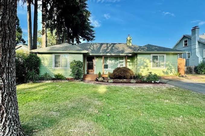 Charming Eastside Bungalow near downtown, a great park, and I-5!